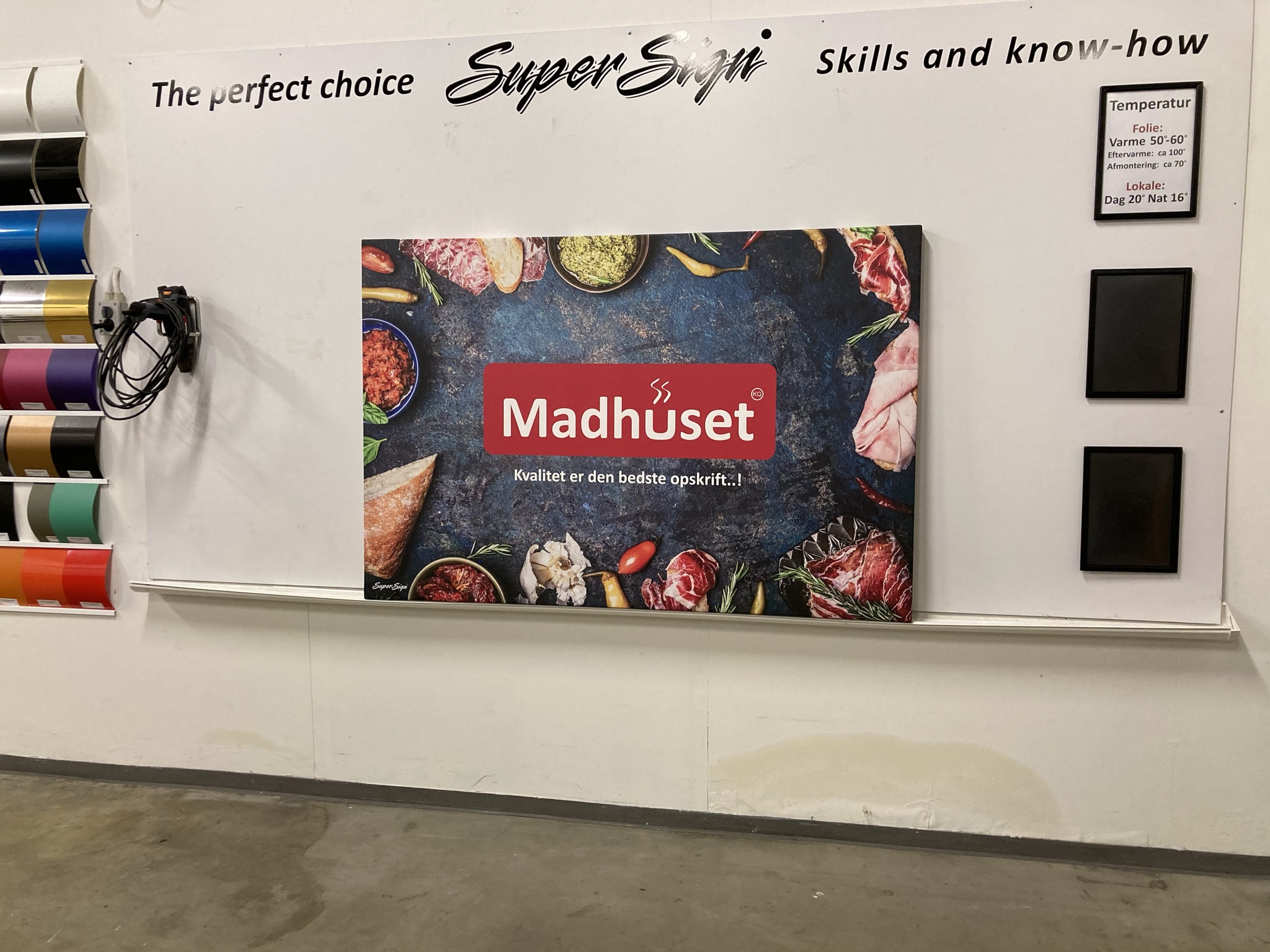 Vi tilbyder en bred vifte af printmuligheder, lige fra skræddersyede klistermærker til store formattryk. Uanset om du har brug for bannere, lærreder, folier eller one-way vision-løsninger, finder vi den perfekte løsning til dine behov. Besøg os og udforsk de mange muligheder, der er tilgængelige.